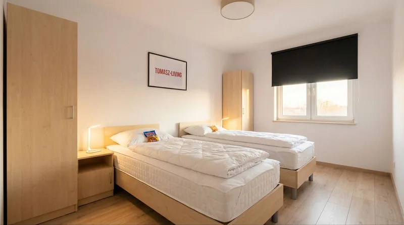Helles Doppelzimmer mit zwei Betten und Schreibtisch